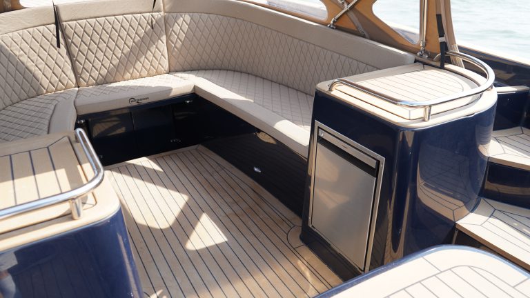 Diepdonkerblauwe Waterspoor 808 Open tender met Yanmar 110pk dieselmotor en Topdek afwerking