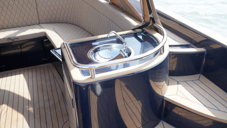Diepdonkerblauwe Waterspoor 808 Open tender met Yanmar 110pk dieselmotor en Topdek afwerking