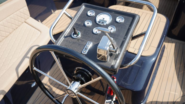Diepdonkerblauwe Waterspoor 808 Open tender met Yanmar 110pk dieselmotor en Topdek afwerking
