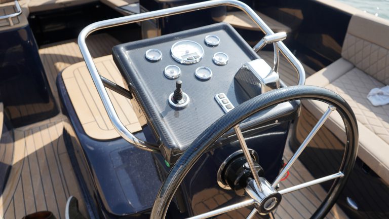 Diepdonkerblauwe Waterspoor 808 Open tender met Yanmar 110pk dieselmotor en Topdek afwerking