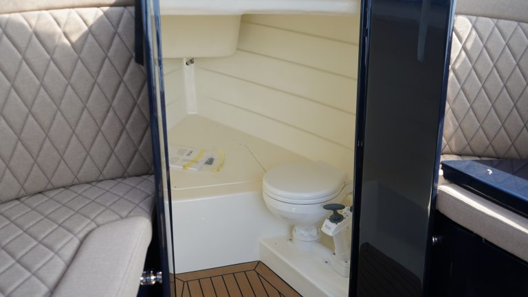 Diepdonkerblauwe Waterspoor 808 Open tender met Yanmar 110pk dieselmotor en Topdek afwerking