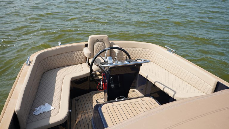 Diepdonkerblauwe Waterspoor 808 Open tender met Yanmar 110pk dieselmotor en Topdek afwerking