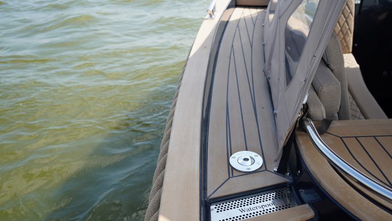 Diepdonkerblauwe Waterspoor 808 Open tender met Yanmar 110pk dieselmotor en Topdek afwerking