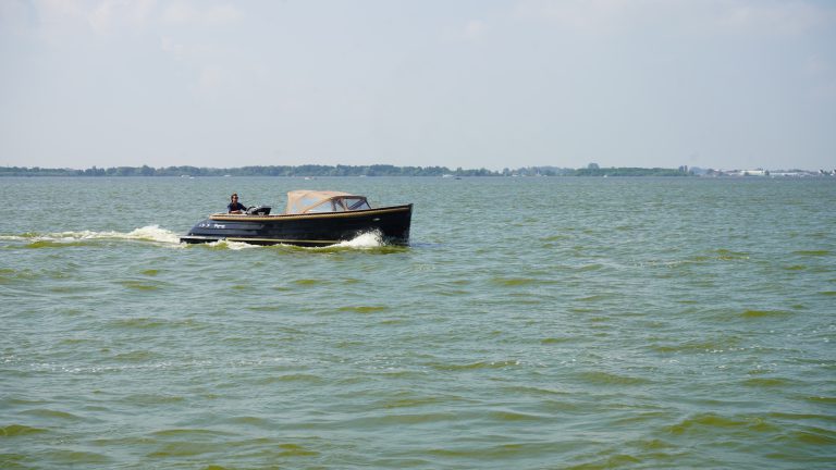 Diepdonkerblauwe Waterspoor 808 Open tender met Yanmar 110pk dieselmotor en Topdek afwerking