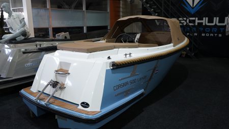 Babyblauwe Corsiva 500 Tender met witte binnenkuip, Suzuki 30pk motor en Finteak vloer