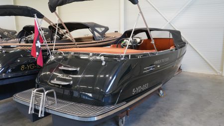 Zwarte Primeur 710 Tender occasion uit 2019 met Suzuki 60pk motor en Finteak vloer bij Verschuur Watersport