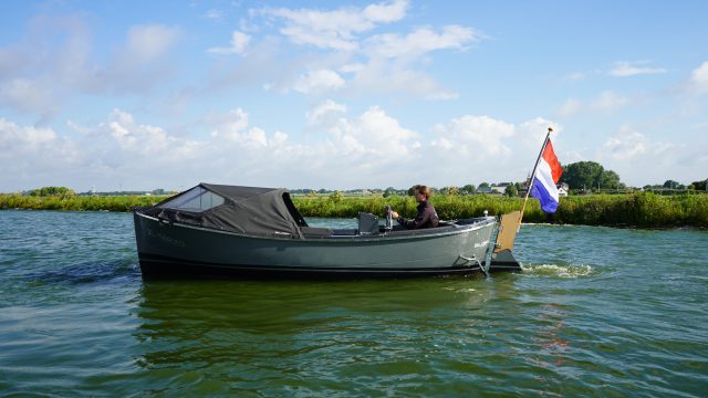 Antracietgrijze Isloep 585 occasion bemiddeling met Yanmar 29pk dieselmotor en Flexiteek bij Verschuur Watersport