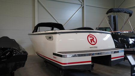 TendR 23 tender met Suzuki 60pk buitenboordmotor in de showroom van Verschuur Watersport