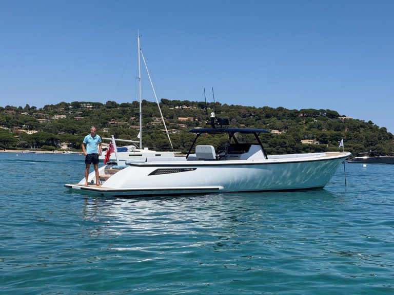 Wajer 38S 2024 varend met 2x Volvo Penta IPS-650 in Monaco